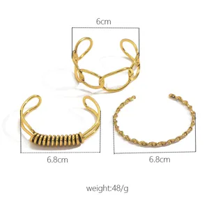 Vista dettagliata del set di bracciali geometrici dorati con dimensioni precise.