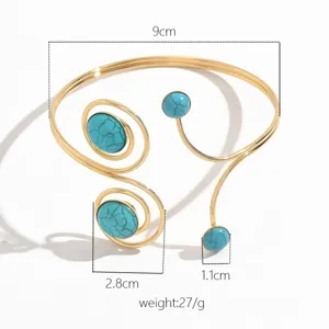 Dettaglio bracciale aperto dorato con inserto turchese, design geometrico e misura 9cm.