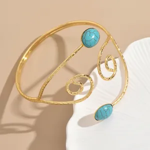 Bracciale da braccio aperto geometrico dorato con dettagli in pietra turchese sintetica per donna