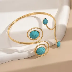 Bracciale da braccio geometrico dorato aperto con pietre turchesi, gioiello corpo boho trendy.