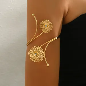 Bracciale da braccio dorato con fiori cavi traforati, elegante gioiello corpo metallico.