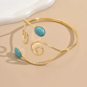 Bracciale da braccio aperto geometrico e traforato alla moda per donna con pietre turchesi.
