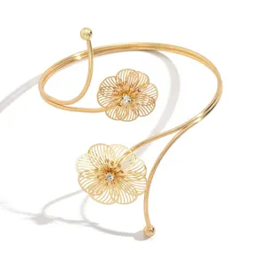 Bracciale da braccio floreale traforato dorato da donna, elegante polsino aperto con strass brillanti.