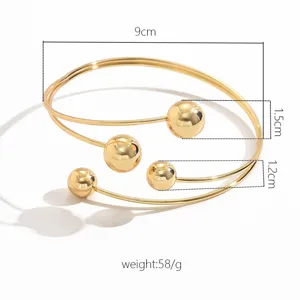 Vista dettagliata del bracciale da braccio a sfera geometrica dorata con dimensioni.
