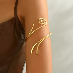Detailaufnahme der goldenen geometrischen Spiral-Armspange für stilvolle Damen-Körperschmuck.