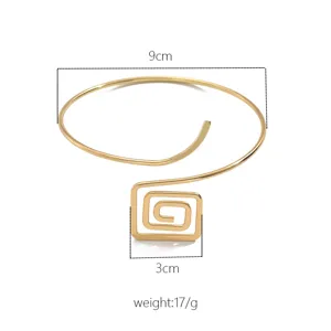 Primo piano dettagliato del bracciale da braccio geometrico dorato con finitura.