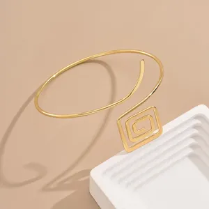 Bracciale da braccio geometrico aperto dorato minimalista per donna, accessorio chic.
