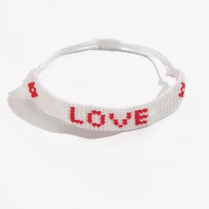 Braccialetto intrecciato di perline bianche con lettere LOVE rosse e fiori, regolabile.