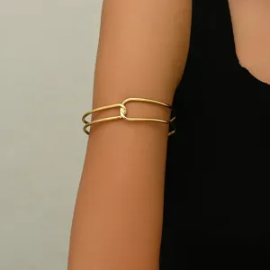 Bracciale da braccio geometrico aperto dorato minimalista per donna, gioiello da corpo chic.