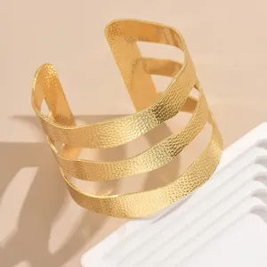 Bracelet manchette ouvert multicouche doré martelé, bijoux géométriques tendance femmes.