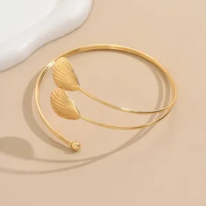 Bracciale da braccio aperto dorato con ciondolo a conchiglia gioiello da corpo geometrico