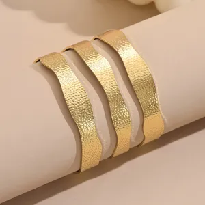 Bracelet manchette ouvert multicouche martelé doré, bijoux de poignet géométriques chic.