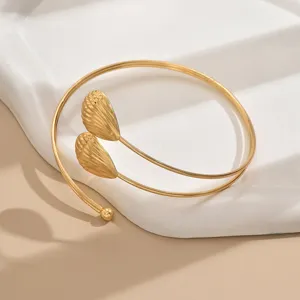 Bracciale da braccio aperto dorato con estremità di conchiglia strutturate eleganti
