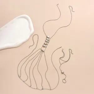 Set catena corpo color argento con dettagli in strass, vita e catena da mano con nappe.