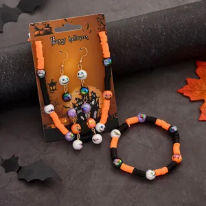 Dettaglio del set di orecchini e bracciale con perle in argilla di Halloween festivo.