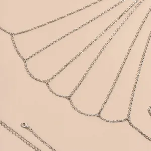 Dettaglio catena per corpo multistrato argentata che mostra i delicati anelli metallici e la chiusura.