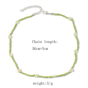 Detail view of the bohemian green beaded daisy necklace featuring a 36cm chain length.