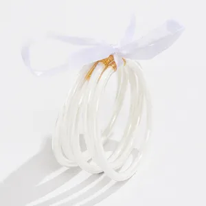 Transparante multi-laagse armbewegingen detail, elegante witte strik armband sieraden.