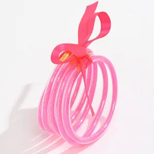 Roze glitterende transparante meerlaagse armband met een schattig strikdetail closeup.