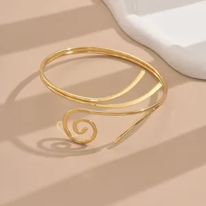 Goldene mehrschichtige geometrische Armmanschette Detail, minimalistisches offenes Armband.