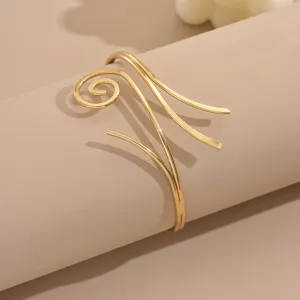 Detailansicht des goldenen geometrischen Armreifs, minimalistischer trendiger Körperschmuck.
