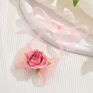 Primo piano dettagliato del braccialetto in nastro rosa trasparente con elegante rosa.