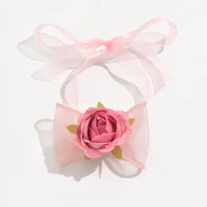 Chic bracciale in nastro di pizzo con fiori rosa da donna, gioiello da polso alla moda e accessorio.