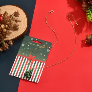 Detailaufnahme der niedlichen Glas-Weihnachtsbaum-Anhänger-Kette mit festlicher Karte.