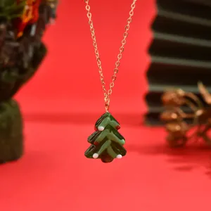 Exquisites Glas-Weihnachtsbaum-Anhänger-Detailfoto, schönes grünes Design mit goldener Kette.