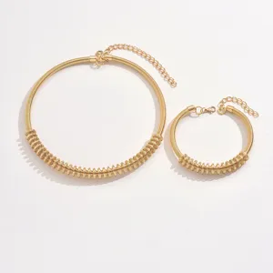 Ensemble collier ras du cou et bracelet en spirale métal doré, bijoux géométriques tendance.