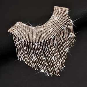 Squisita collana con napphe multistrato in strass dorati, gioiello da festa di lusso.