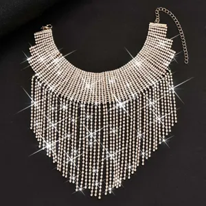 Primo piano dettagliato di una lussuosa collana girocollo con frange di strass brillanti.