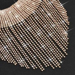 Dettaglio collana con frange di strass di lusso, gioielli da festa scintillanti per donne.