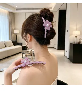Detailansicht der koreanischen großen Blumen Haarklammer, elegantes lila Design für Damen.