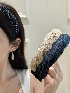 Detailansicht der Retro Knot Haarreifen mit Punkten und Karomustern für modischen Alltagsschmuck.