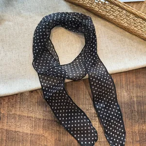 Pañuelo de seda de lunares negros y blancos, elegante cinta de pelo estrecha detalle.