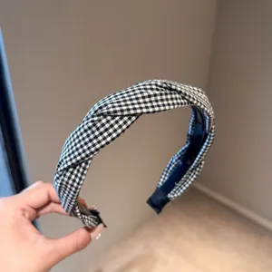 Schwarz-weißer karierter Haarreif mit Knoten Detailansicht, zeigt das Stoffdesign und Kämme.