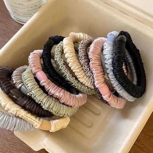 Detailansicht koreanischer einfarbiger Satin-Haargummis, elegante elastische Haarbänder.
