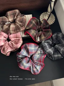 Vista detallada de coleteros a cuadros vintage dulces, elegantes accesorios para el cabello diario.