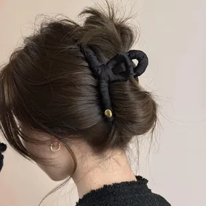 Schicke schwarze Stoff umwickelte Haarklammer für Damen Herbst Winter elegante Frisuren.