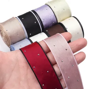 Vista di dettaglio di nastri di satin colorati con strass per accessori capelli fai da te.