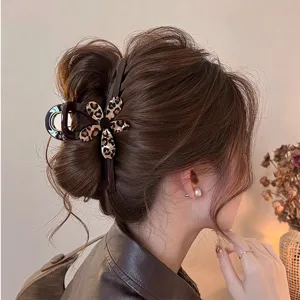 Detailansicht einer stilvollen Leo-Muster Blumen Haarklammer, elegantes Haaraccessoire Damen.