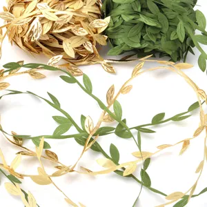 Detalle de cinta de hojas de tela artificial, vides doradas y verdes para decoracion.