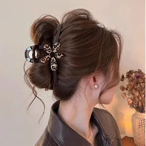 Elegante Haarklammer mit Leopardenmuster und Blumendesign für stilvolle Hochsteckfrisuren.