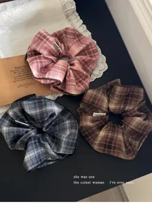 Coletero de cuadros estilo colegial dulce, vista detallada que muestra tela suave y diseños.