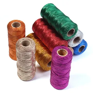 Primer plano detallado de hilos metálicos de colores, ideales para regalos y etiquetas.