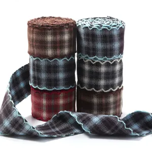 Vue détaillée de rubans en tissu à carreaux de style britannique avec bordures crochetées.