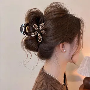 Elegante Leopardenmuster Blumen Haarklammer für Damen, stilvoller Haargreifer für Frisuren.