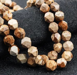 Pietra naturale perline sfaccettate dettaglio primo piano per gioielli braccialetto collana DIY