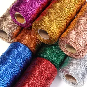 Primer plano de hilos de cordón metálico de colores para envolver regalos y etiquetas.